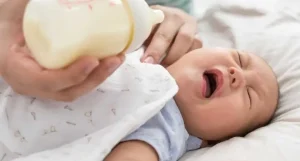 Sữa chảy ra thành dòng hoặc chảy không đều