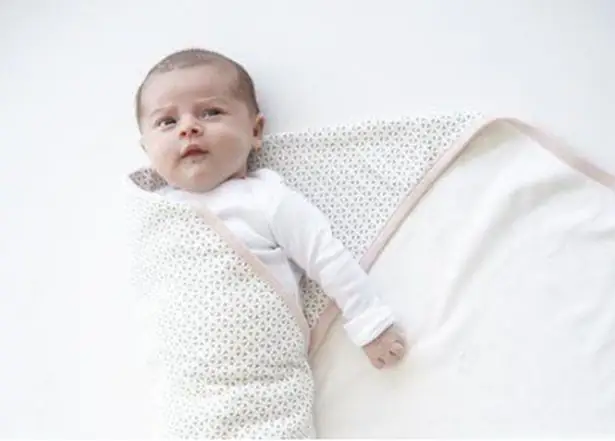 Trẻ mới sinh ra còn yếu nên nhiều mẹ thường có thói quen quấn tã cho con trong tháng đầu. Vậy nhưng lại có ý kiến cho rằng trẻ sinh ra cần được mặc quần luôn để giữ ấm cho trẻ. Vậy cho trẻ sơ sinh mặc quần hay mặc tã tốt hơn?