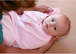 Trẻ mới sinh ra còn yếu nên nhiều mẹ thường có thói quen quấn tã cho con trong tháng đầu. Vậy nhưng lại có ý kiến cho rằng trẻ sinh ra cần được mặc quần luôn để giữ ấm cho trẻ. Vậy cho trẻ sơ sinh mặc quần hay mặc tã tốt hơn?