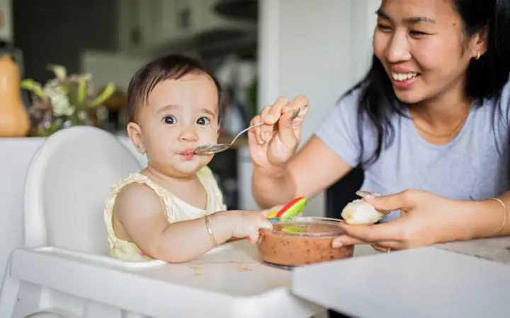 Thời điểm phù hợp nhất nên cho trẻ ăn dặm