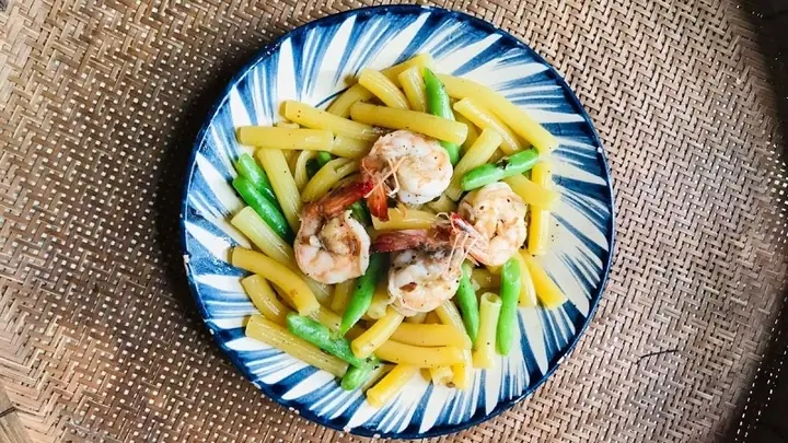 4.2. Nui xào rau củ với tôm 4.2. Nui xào rau củ với tôm