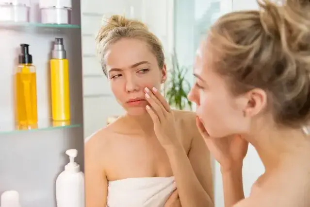 Dùng Kem Chống Nắng Skincare Cho Da Mụn: