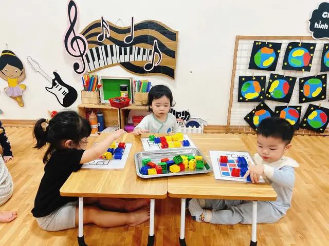 Các Bé Lớp Nhà Trẻ D Thích Thú Với Trò Chơi Chọn Và Xếp Đúng Màu