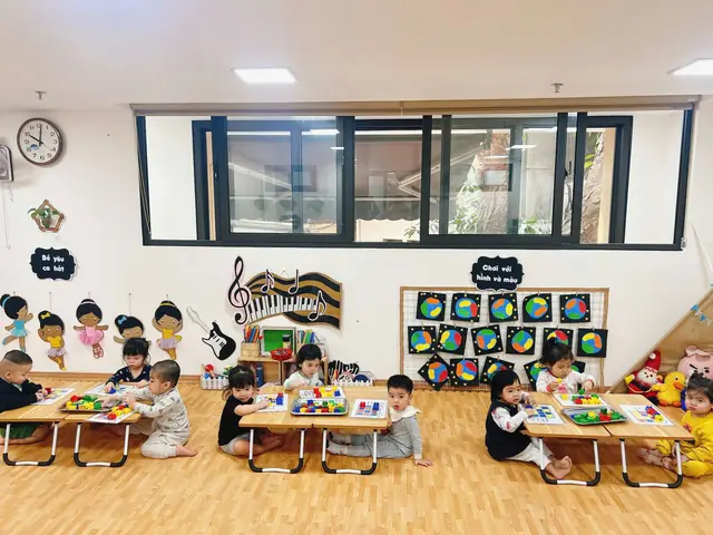 Các Bé Lớp Nhà Trẻ D Thích Thú Với Trò Chơi Chọn Và Xếp Đúng Màu