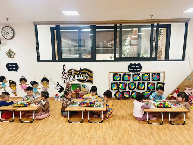 Các Bé Lớp Nhà Trẻ D Thích Thú Với Trò Chơi Chọn Và Xếp Đúng Màu