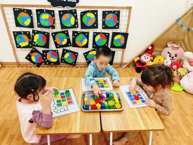 Các Bé Lớp Nhà Trẻ D Thích Thú Với Trò Chơi Chọn Và Xếp Đúng Màu