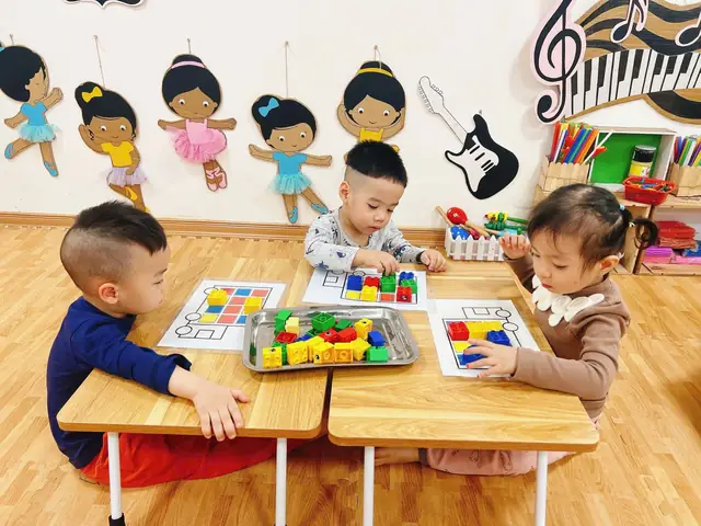 Các Bé Lớp Nhà Trẻ D Thích Thú Với Trò Chơi Chọn Và Xếp Đúng Màu