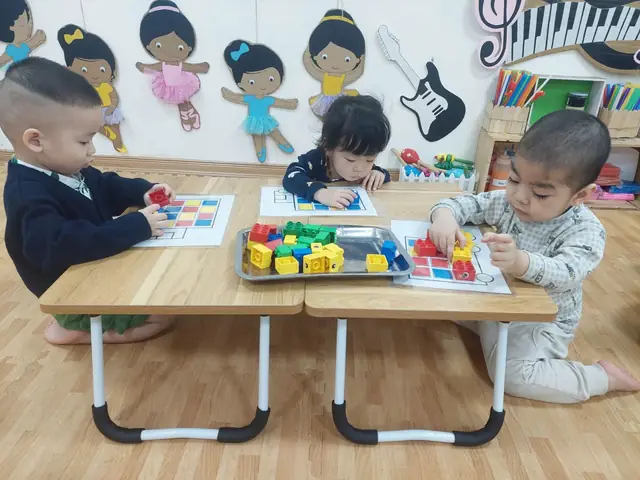 Các Bé Lớp Nhà Trẻ D Thích Thú Với Trò Chơi Chọn Và Xếp Đúng Màu