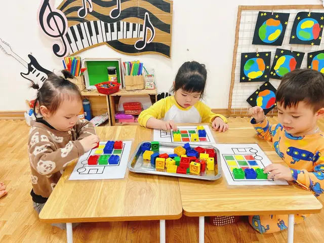 Các Bé Lớp Nhà Trẻ D Thích Thú Với Trò Chơi Chọn Và Xếp Đúng Màu