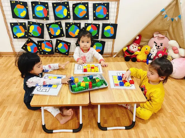 Các Bé Lớp Nhà Trẻ D Thích Thú Với Trò Chơi Chọn Và Xếp Đúng Màu