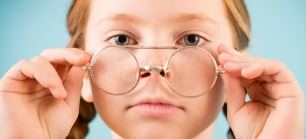 Thói Quen Đeo Kính Sai Và Hướng Dẫn Đeo Kính Đúng Cách