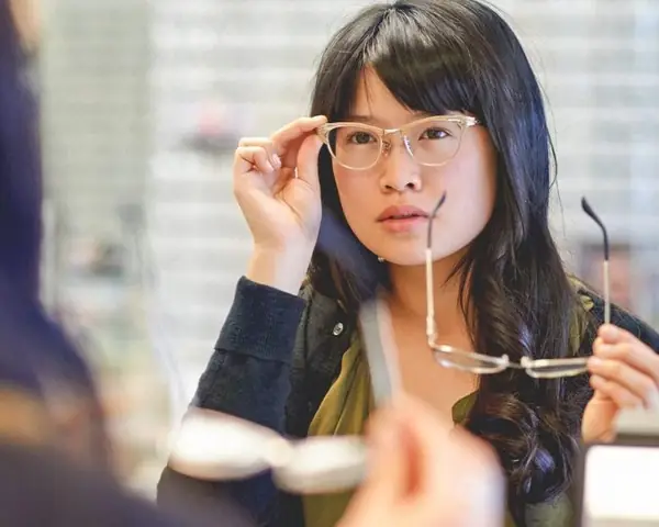 Thói Quen Đeo Kính Sai Và Hướng Dẫn Đeo Kính Đúng Cách