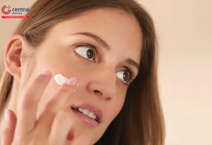 2.1 Trực tiếp thoa kem đánh răng lên da 2.1 Trực tiếp thoa kem đánh răng lên da