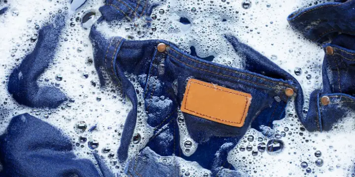 Nên giặt quần jean bằng giặt tay