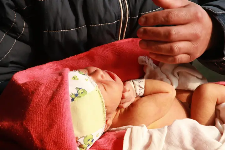 Dùng Tay Móc Họng Để Trẻ Ói Ra Đờm