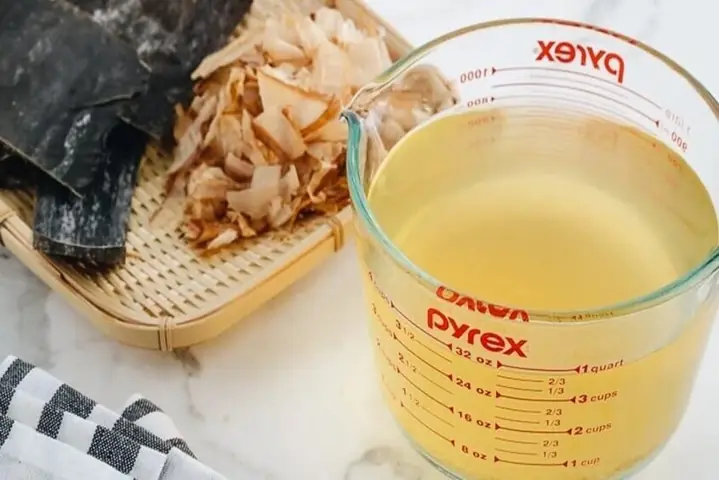 3.3 Nước dashi tảo bẹ kombu và cá ngừ bào khô