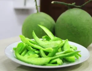 1. Lấy tinh dầu từvỏ bưởitươi