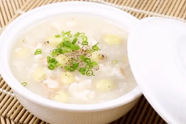 Cháo gà với hạt sen