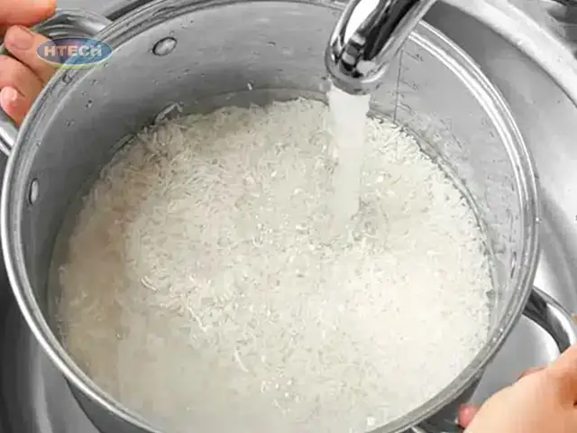 Sơ Chế Nguyên Liệu Và Ngâm Gạo Nấu Cháo Trứng Cho Bé