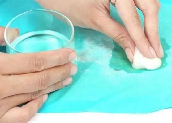 Tẩy Vết Kẹo Cao Su Bằng Cồn Và Các Chất Chứa Cồn