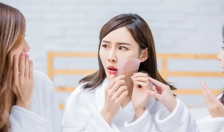 2Da nhờn, da dầu có nên rửa mặt bằng nước muối sinh lý không?