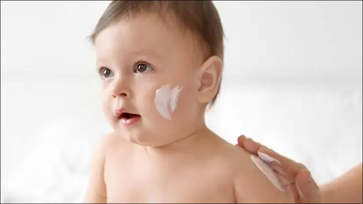 Sử Dụng Kem Dưỡng Ẩm Cho Trẻ Sử Dụng Kem Dưỡng Ẩm Cho Trẻ