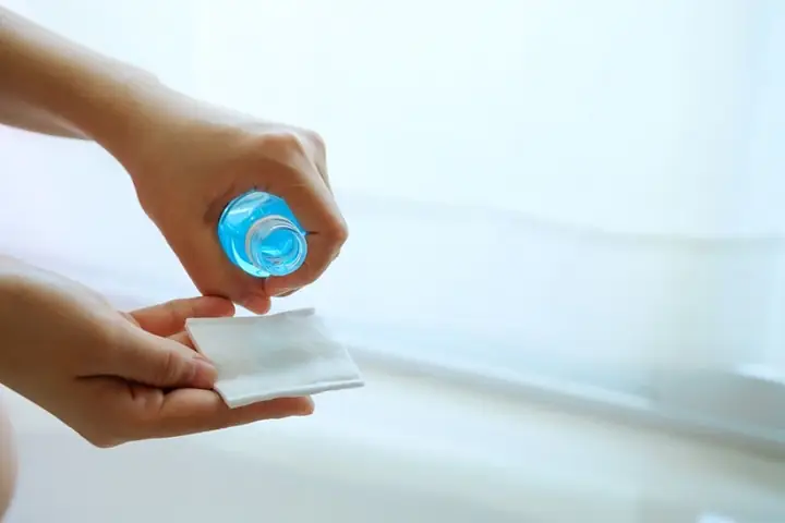 Dùng Bông Y Tế Tẩy Trang Được Không?