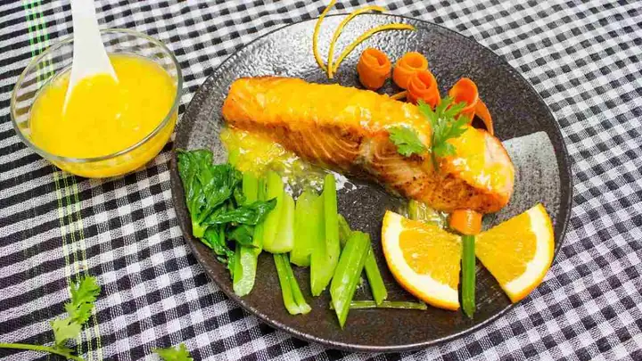 Cá hồi áp chảo sốt cam