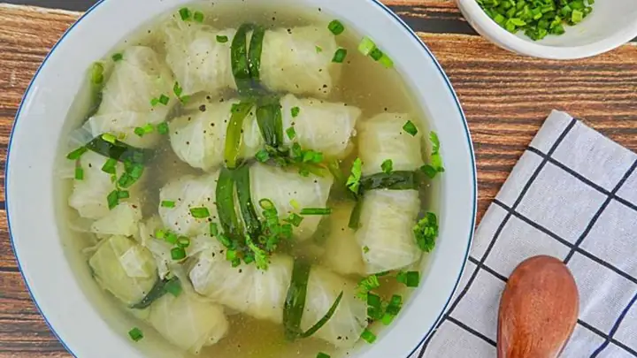 Món ngon cho bé 3 tuổi: Canh bắp cải nấm rơm