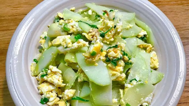 Món ngon cho bé mỗi ngày: Su su xào trứng