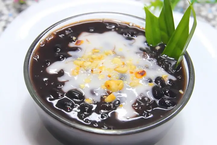 2Cách nấu chè đậu đen nước cốt dừa với lá dứa