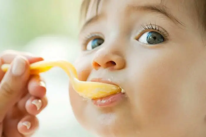 Trẻ Ăn Váng Sữa Lúc Nào Trong Ngày Là Tốt Nhất?