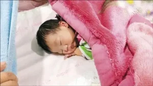 Trẻ sơ sinh ngủ hay vặn mình rặn è è sinh lý