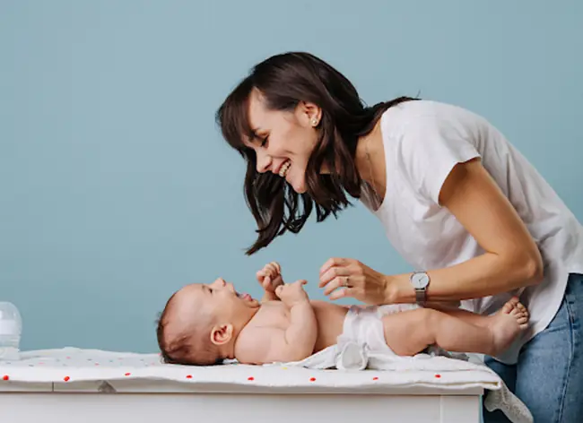 Bước 2. Đặt Bé Lên Một Tấm Nylon Mềm Hoặc Chiếu Chống Thấm