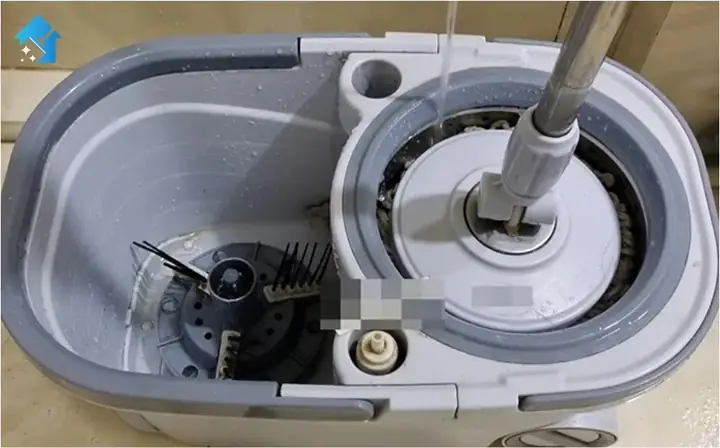 Mẹo 4 – Giặt Cây Lau Thường Xuyên Trong Quá Trình Lau