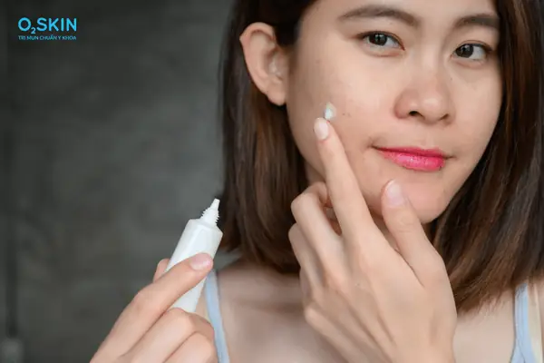 Tư Vấn: Nên Bôi Trị Mụn Trước Hay Sau Serum Thì Tốt Hơn?