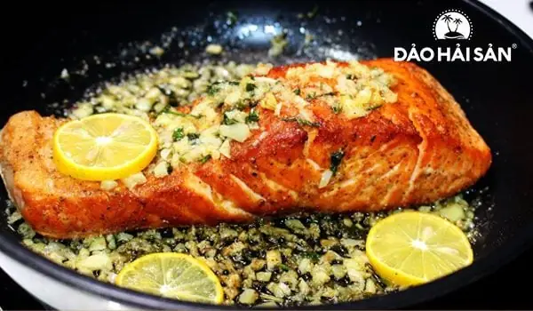 Cá Hồi Áp Chảo Sốt Bơ Tỏi Chua Ngọt