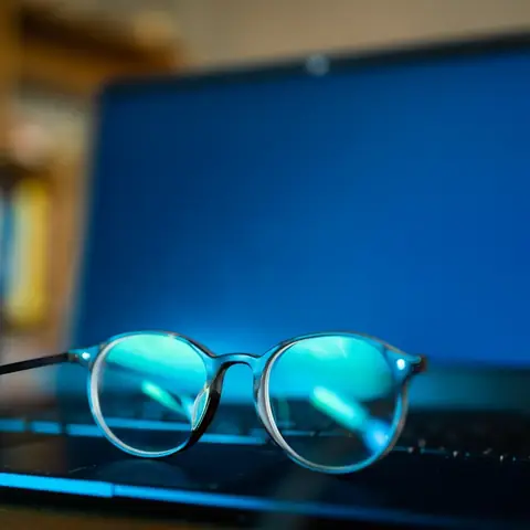 Tác Hại Của Ánh Sáng Xanh Đối Với Da Mặt Tác Hại Của Ánh Sáng Xanh Đối Với Da Mặt