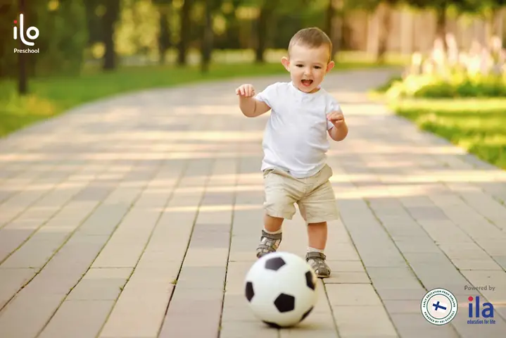 Các Trò Chơi Cho Trẻ 2-3 Tuổi: Lăn Bóng Các Trò Chơi Cho Trẻ 2-3 Tuổi: Lăn Bóng