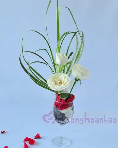 Cách Cắm Hoa Đẹp Với Ly Hoa Hồng Trắng