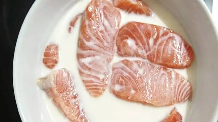 Khử Mùi Tanh Cá Hồi Bằng Sữa Tươi
