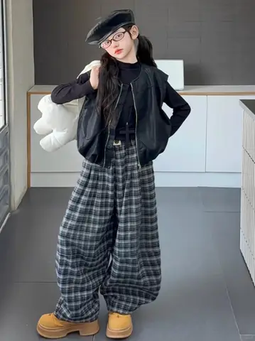 10. Áo Gile Da Đen + Quần Kẻ Caro Ống Rộng + Mũ Nồi