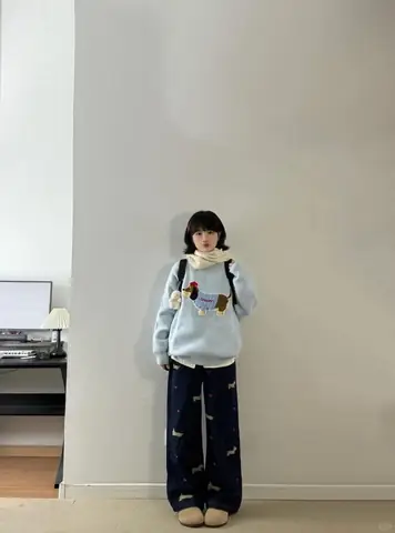 Áo Len Xanh Pastel + Quần Jean Họa Tiết Tối Màu + Khăn Quàng