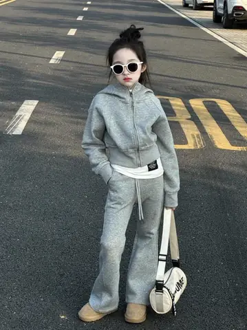 14. Áo Hoodie Xám Dáng Ngắn + Quần Nỉ Ống Loe + Kính Râm