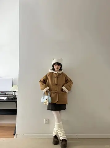 Áo Khoác Khuy Gỗ Màu Bò + Chân Váy Bò + Tất Ống Chân