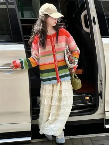 19. Áo Cardigan Len Kẻ Nhiều Màu + Chân Váy Ren Dài