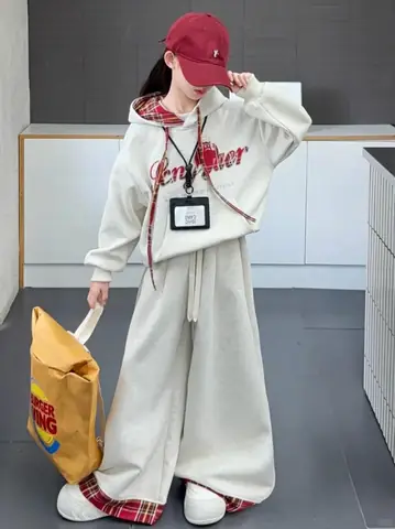 Áo Hoodie Kem Chữ Đỏ + Quần Nỉ Suông Kem + Mũ Đỏ