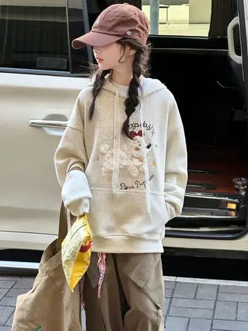 18. Áo Hoodie Kem Hình Cún + Quần Màu Nâu Đất + Tóc Tết