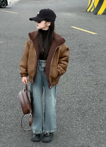 Áo Khoác Da Lót Lông + Quần Jean Ống Rộng + Mũ Lưỡi Trai Đen