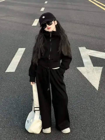 13. Áo Khoác Nỉ Đen Dây Kéo + Quần Đen Ống Rộng + Túi Tote Trắng